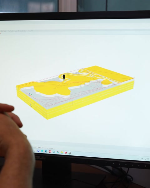 Obrazovka počítače zobrazuje podrobný trojrozměrný model architektonického návrhu