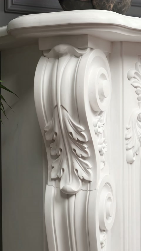 Zijsteun dichtbijzicht toont een groot volute onder de uitstekende plank