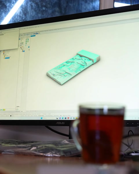 Trojrozměrný model reliéfního panelu se zobrazuje na obrazovce počítače