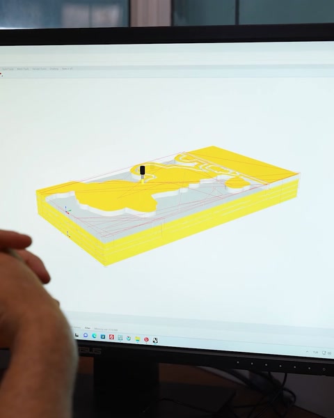 Žlutý digitální model zobrazuje strukturu vlastního reliéfního panelu