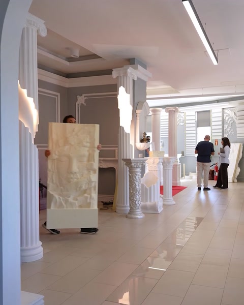 Showroom zobrazuje dekorační sloupky a velký sochařský reliéfní panel