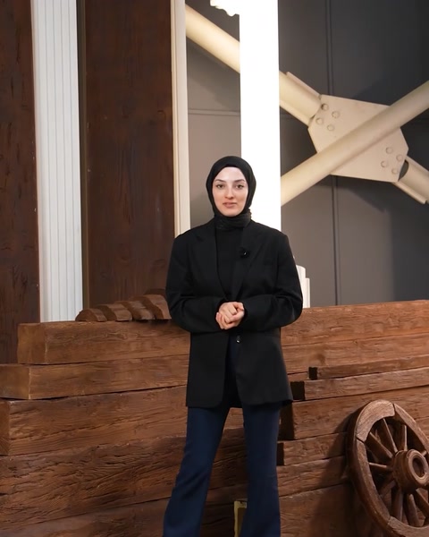Prezentátor klidně stojí a diskutuje polyuretanovou architektonickou sbírku produktů