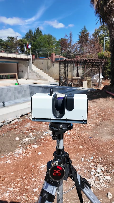 3D skener umístěný na stativu zaznamenává podmínky na venkovním staveništi.
