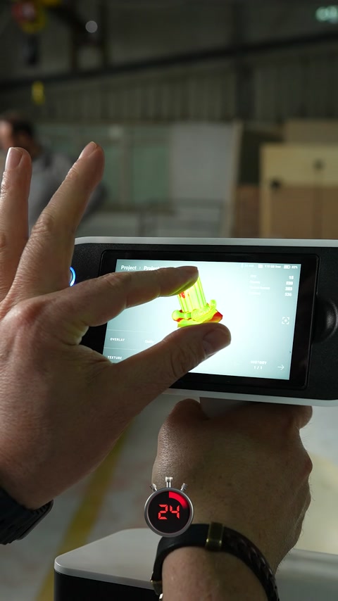 Ruční zařízení zobrazuje digitální sken architektonického detailu.