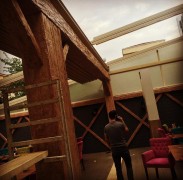 Dekor rustik me poliuretan për ambient pune me detaje druri dhe hekuri Dizajn rustik me poliuretan për hapësira të brendshmePërdorimi i poliuretanit për të imituar kolona dhe trarë drur