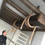 Kujdes rustik me trarë poliuretani dhe ngjyra natyrore Trarë poliuretani në dekorin rustikPërdorimi i poliuretanit në formën e trarëve rustik ofron një alternativë të 