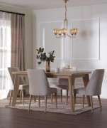 Nowoczesne i klasyczne dekoracje willi z gładką listwą poliuretanową Elegancka aranżacja z listwami poliuretanowymiWnętrze jadalni prezentuje połączenie nowoczesnego minimalizmu i klasyc