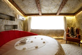 Rustikale Gemütlichkeit mit Polyurethanbalken und klassischem Chalet-Design Rustikale Strukturen und klassische AkzenteDie Gestaltung dieses Raumes lebt von seinen Polyurethanbalken, die mit naturg