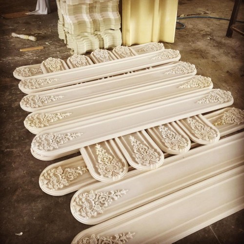 Poliurethan Wandpaneele mit klassischen floralen Reliefmustern für Villendekor <h2>Klassische Poliurethan Wandpaneele für elegante Innenräume</h2><p>Die dargestellten Paneele sind aus hochwertigem Poliurethan gefertigt und zeigen fein herausgearbeitete florale Reliefmuster. Die längliche, abgerundete Form wird durch detailreich gestaltete Blüten und geschwungene Ranken akzentuiert, die an kunstvolle Verzierungen klassischer Gebäudefassaden erinnern. Diese Kombination verleiht jedem Raum ein edles und harmonisches Erscheinungsbild.</p><p>In der Architekturgeschichte fanden ähnliche Ornamente bereits in der Antike und während des Barock Verwendung. Sie dienten dazu, Wände, Türen und Decken aufzuwerten und ein Gefühl von Luxus zu vermitteln. Heute ermöglichen moderne Herstellungstechniken eine leichtere und widerstandsfähigere Umsetzung dieser Gestaltungselemente.</p><p>Die Paneele eignen sich zur Wandverkleidung, als Dekorrahmen oder als Teil eines durchgehenden Designs, das Wohnbereiche, Salons oder Villen großzügig strukturiert. Ihre helle Farbgebung erlaubt eine flexible Kombination mit kräftigen oder dezenten Wandfarben.</p><ul><li>Gefertigt aus widerstandsfähigem <strong>Poliurethan</strong></li><li>Detailreiche <strong>florale Ornamente</strong> und Reliefstrukturen</li><li>Ideale Ergänzung für <strong>klassische Villen</strong> und repräsentative Räume</li><li>Leichte, stabile und vielseitige Paneelgestaltung</li><li>Harmonische Verbindung von <strong>Design</strong> und Funktionalität</li></ul>
<p>Diese Poliurethan Wandpaneele zeigen kunstvolle florale Reliefs. Sie sind leicht und dennoch stabil. Die Formen wirken harmonisch und ausgewogen. Ihre helle Farbgebung passt zu vielen Interieurs. Hochwertige Verarbeitung macht sie langlebig. Durch feine Ornamente entsteht Eleganz. Die Paneele erinnern an klassische Villenarchitektur. Sie lassen sich flexibel einsetzen. Ob Wand oder Decke, sie fügen sich ein. Auch in modernen Räumen wirken sie stilvoll. Die floralen Details sind filigran gestaltet. <strong>Poliurethan</strong> sorgt für Leichtigkeit. <strong>Florale Ornamente</strong> verleihen eine noble Atmosphäre. <strong>Klassische Villen</strong> profitieren von diesem Design. Hochwertige <strong>Dekoration</strong> verbindet Tradition und Moderne.</p>