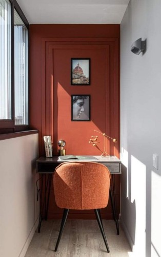 Moderne klassische Balkondekoration mit Polyurethan Wandstäben <h2>Stilvolle Kombination von Polyurethan-Chic und Klassik</h2><p>Die Gestaltung dieses Balkons zeigt, wie <strong>Polyurethan</strong>-Wandstäbe selbst in kleinen Nischen eine große Wirkung entfalten können. Die rechteckigen Rahmenleisten fügen sich in tiefrote Farbflächen ein und erzeugen ein Gefühl von architektonischer Tiefe. Sie erinnern in ihrer Formensprache an klassische Wandvertäfelungen, die bereits in der Renaissance beliebt waren, nun aber in einer modernen Variation erscheinen.</p><p>Das Zusammenspiel von warmem <strong>Terrakotta-Ton</strong> und klaren geometrischen Linien wirkt sowohl wohnlich als auch strukturiert. Der schmale Schreibtisch mit minimalistischer Platte fügt sich unaufdringlich ein, während die weiche Textur des gepolsterten Stuhls ein Gefühl von Komfort vermittelt. Durch die schlanken, schwarzen Stuhlbeine entsteht ein spannender Kontrast zu den kräftigen Wandfarben.</p><p>Eine elegante, goldene <strong>Tischleuchte</strong> im Retro-Stil bringt zusätzlich Glanzpunkte und erzeugt interessante Licht- und Schattenspiele auf der Wand. Über dem Arbeitsplatz ergänzen gerahmte Fotografien mit architektonischen und künstlerischen Motiven die Komposition subtil und verleihen dem Raum Charakter.</p><p>Das Gesamtdesign zeigt, wie ein <strong>Balkon</strong> oder eine kleine Ecke zu einer stilvollen Nische für Arbeit und Inspiration transformiert werden kann. Zeitlosigkeit und Funktionalität gehen hier Hand in Hand.</p>
<p>Diese moderne Einrichtung nutzt die Wirkung von <strong>Polyurethan</strong>-Stäben, um einer kleinen Ecke Tiefe und Charakter zu verleihen. Farblich dominiert ein <strong>Terrakotta-Ton</strong>, der durch schlichte Formen strukturiert wird. Die Wandrahmen erinnern an klassische Stilelemente, wirken aber klar und zeitgemäß. Ein schmaler Arbeitstisch bietet praktische Nutzfläche ohne den Raum zu überladen. Der gepolsterte Stuhl mit angenehmer Textur vermittelt Komfort und Wärme. Eine goldene <strong>Tischleuchte</strong> setzt einen eleganten Akzent. Fotografien an der Wand schaffen künstlerische Bezüge und beleben die Atmosphäre. Durch das Sonnenlicht entstehen zusätzliche Schattenspiele, die den Raum dynamisch wirken lassen. Diese Gestaltung zeigt, wie ein kleiner Balkon funktional genutzt werden kann. Klassische Details verbinden sich mühelos mit modernen Möbeln. Die Materialien sind pflegeleicht und langlebig. Der Gesamteindruck erzeugt stilvolle Ruhe und Konzentration. In der Tradition historischer Wandverkleidungen wird hier eine moderne Interpretation erreicht. Dazu erklärt der Raum ein gutes Verhältnis zwischen Arbeit und Entspannung. Letztlich entsteht aus reduzierten Mitteln ein zeitlos inspirierender Ort.</p>