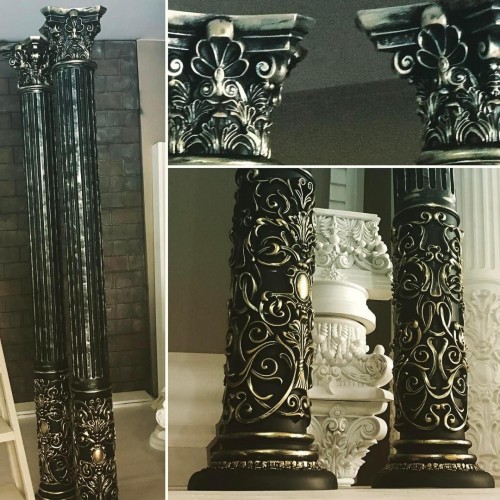 Columnas de poliuretano con acabado antiguo y capiteles clásicos decorativos <h2>Elegancia clásica en interiores con columnas de poliuretano</h2><p>Las <strong>columnas</strong> de poliuretano con acabado antiguo representan una fusión perfecta entre tradición y innovación. Su superficie está decorada con <strong>relieves florales</strong> y motivos en espiral que recuerdan la riqueza ornamental de los capiteles corintios. Los contrastes entre negro profundo y aplicaciones doradas generan un efecto visual que transmite lujo y distinción.</p><p>En el diseño interior, estas piezas permiten recrear una atmósfera de <strong>arquitectura clásica</strong>, evocando tanto ambientes palaciegos como estilos renacentistas. Además, el poliuretano ofrece la ventaja de ser un material liviano, resistente a la humedad y fácil de instalar, lo cual lo convierte en una excelente alternativa frente a materiales tradicionales como la piedra o el mármol.</p><p>Entre los detalles más destacados están las hojas de acanto en los capiteles, los arabescos estilizados y los patrones geométricos que recorren el fuste. Estos elementos ornamentales se inspiran en la historia del arte clásico y en los diseños corintios que surgieron en la antigua Grecia y se difundieron ampliamente durante el Imperio Romano.</p><ul><li>Decoración con negro y dorado para un efecto de lujo.</li><li>Capiteles con detalles vegetales y arabescos elaborados.</li><li>Estructura ligera y resistente gracias al poliuretano.</li><li>Adaptabilidad para salones, entradas o espacios de representación.</li></ul><p>Estas columnas no solo cumplen una función estética, sino que también se convierten en símbolos de <strong>sofisticación</strong> y estilo atemporal en cualquier proyecto de decoración de interiores.</p>

<p>Las columnas de poliuretano con acabado antiguo ofrecen un estilo refinado. Su diseño recrea la atmósfera de la <strong>arquitectura clásica</strong>. Los capiteles están decorados con <strong>motivos florales</strong> y arabescos detallados. El contraste en negro y dorado aporta elegancia atemporal. Estas piezas evocan la grandeza de templos antiguos. El poliuretano combina resistencia y ligereza. Es perfecto para usar en interiores sofisticados. Los relieves en espiral recuerdan la estética corintia. Cada ornamento aporta profundidad artística. Los arabescos se entrelazan con geometría armónica. Los detalles enriquecen cualquier ambiente interior. Estas formas transmiten un aura de <strong>sofisticación</strong>. Los capiteles con hojas de acanto aluden a la tradición histórica. La textura metálica amplifica su realce visual. Estas columnas son una síntesis de tradición y modernidad.</p>