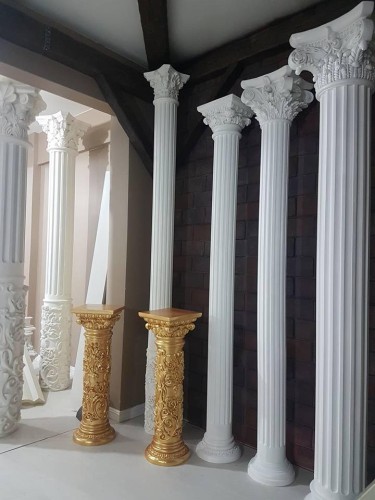 Colunas clássicas de poliuretano com detalhes ornamentais duráveis e leves <h2>Colunas clássicas de poliuretano</h2><p>As colunas de poliuretano combinam <strong>durabilidade</strong>, <strong>leveza</strong> e um visual clássico capaz de transformar interiores. Com fustes canelados de branco intenso e capitéis detalhados em estilos coríntios e jônicos, elas evocam tradições arquitetônicas da Grécia e Roma antigas.</p><p>Entre os modelos, destacam-se versões com relevos ornamentais dourados, apresentando arabescos, folhas estilizadas e padrões geométricos que criam contraste marcante com as estruturas lisas e brancas. Cada detalhe, desde a suavidade das caneluras até os arabescos em alto-relevo, reforça a sensação de sofisticação.</p><p>Por serem produzidas em poliuretano, aliam leveza a uma grande resistência contra impactos e umidade, facilitando instalação e manutenção em áreas internas. Essa característica as torna práticas e duráveis, sem abrir mão de um estilo refinado.</p><p>Historicamente, colunas com capitéis elaborados são símbolos de poder e elegância desde o período clássico. A releitura em poliuretano mantém o mesmo impacto estético, mas de forma mais acessível e funcional.</p><ul><li>Capitéis com folhas e volutas detalhadas</li><li>Modelos lisos ou com ornamentos dourados</li><li>Materiais leves e resistentes</li><li>Indicado para interiores sofisticados</li></ul><p>Essas colunas podem ser integradas em entradas, salas de estar, corredores e ambientes de recepção, trazendo um toque artístico e decorativo que valoriza qualquer espaço.</p>

<p>As colunas de poliuretano são peças versáteis que unem <strong>elegância</strong> e resistência. Elas apresentam capitéis detalhados que remetem aos estilos gregos clássicos. O material leve facilita a instalação em interiores sofisticados. Os modelos brancos possuem fustes canelados de aparência refinada. Já as versões douradas exibem reluzentes arabescos. O acabamento minucioso realça a sensação de luxo. São peças ideais para halls e salas de destaque. O design clássico harmoniza facilmente com decoração moderna. O poliuretano garante longa durabilidade. A manutenção é prática e simples. A estética detalhada valoriza cada espaço. A presença ornamental transmite imponência. Os estilos lembram a tradição arquitetônica histórica. Cada detalhe reforça a sofisticação. O resultado final é uma solução decorativa única.</p>