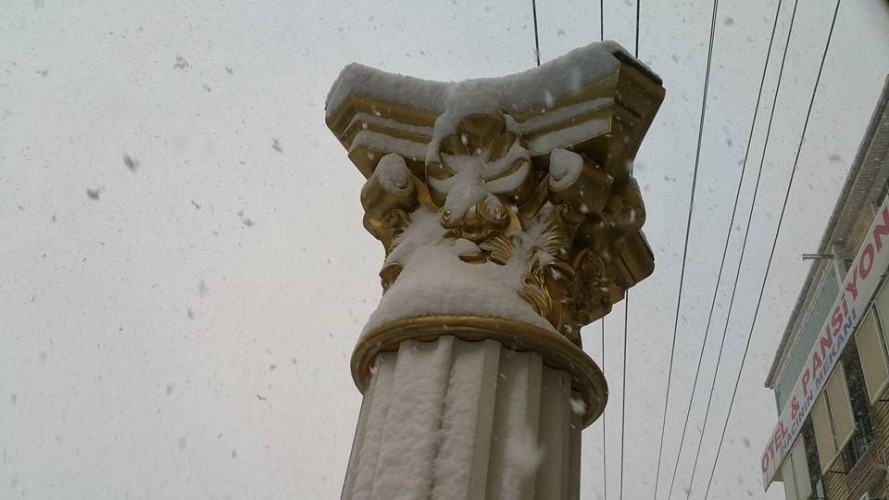 Shtylla klasike poliuretani për jashtë me motive elegante dhe detaje të arta <h2>Shtyllat klasike prej poliuretani për jashtë</h2><p>Shtyllat klasike prej poliuretani janë krijuar për të balancuar <strong>elegancën</strong>, qëndrueshmërinë dhe funksionalitetin. Materiali poliuretan është i njohur për peshën e tij të lehtë dhe rezistencën ndaj lagështisë e të ftohtit, duke e bërë ideal për hapësira të jashtme.</p><p>Kapiteli dekorativ i artë është i stolisur me <strong>motive floreale</strong> të detajuara dhe elemente spirale që kujtojnë rendin <strong>korint</strong> të arkitekturës klasike. Këto ornamente të larta krijojnë lojë të bukur hijesh dhe reflekse dritash, duke i dhënë volum dhe gjallëri strukturës.</p><p>Trupi i bardhë i kolonës është i përshkuar nga shirita të drejtë vertikalë, element karakteristik i një <strong>shtylle klasike</strong>, që i jep një ndjesi të pastër simetrie dhe stabiliteti. Kjo përzierje e bardhësisë minimaliste me arin lustrues krijon një kontrast të fuqishëm vizual.</p><p>Historikisht, kolonat e këtij lloji përdoren prej mijëra vitesh në ndërtesat antike, nga tempujt grekë deri tek godinat romake. Përdorimi i tyre në arkitekturën moderne ruan simbolikën e fuqisë dhe bukurisë klasike, tani i përshtatur me materiale moderne që zgjasin jetën e produktit.</p><ul><li>Rezistencë ndaj motit dhe lagështisë</li><li>Dizajn i rafinuar dekorativ</li><li>Instalim i lehtë falë peshës së reduktuar</li><li>Kombinim i teknikës moderne me frymë klasike</li></ul><p>Këto shtylla mund të përdoren për hyrje solemne, veranda, apo si element dekorativ në ndërtesa publike dhe private, duke shtuar një prekje të fortë estetike dhe identitet arkitektonik.</p>

<p>Shtyllat prej poliuretani janë të lehta dhe rezistente. Ato përballojnë kushte të vështira klimatike. Dizajni i tyre është i frymëzuar nga arkitektura klasike. Kapitali i artë përmban <strong>motive floreale</strong>. Ornamentet përfshijnë spirale dekorative dhe reliefe të punuara imët. Trupi i bardhë është i përbërë nga shirita vertikalë. Ky kombinim përçon <strong>elegancë</strong> dhe forcë. Struktura e kolonës është praktike dhe estetike. Materiali poliuretan është i qëndrueshëm afatgjatë. Instalimi i shtyllës është i lehtë dhe efikas. Ajo përshtatet në hyrje, veranda dhe fasada. Kontrasti midis të bardhës dhe arit shton solemnitet. Përdorimi i saj është i përhapur në ndërtesa moderne. Ndikimi i rendit <strong>korint</strong> është i dukshëm. Ky element sjell një ndjesi <strong>klasike</strong> dhe fine në hapësira bashkëkohore.</p>