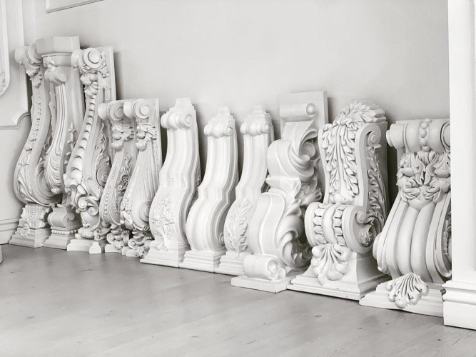 Modelli di mensole in poliuretano classico per facciate e interni eleganti <h2>Mensole classiche in poliuretano</h2><p>Le mensole in <strong>poliuretano</strong> sono elementi decorativi di grande impatto visivo, pensati per arricchire facciate e interni con un'estetica classica. La loro forma slanciata con curve e rilievi dettagliati li rende ideali per chi desidera un ambiente elegante e senza tempo.</p><p>I modelli disponibili mostrano ampie <strong>decorazioni floreali</strong>, volute barocche e motivi a foglia che richiamano la tradizione storica delle mensole in pietra. Alcuni presentano motivi a spirale e rilievi geometrici che sottolineano l'armonia tra movimento e simmetria.</p><h2>Stile e possibilità di personalizzazione</h2><p>La superficie omogenea del materiale facilita la <strong>verniciatura</strong>, permettendo di adattare ogni pezzo a tonalità differenti senza perdere i dettagli delle forme. Possono essere rifiniti con effetti marmorei, tinte pastello o mantenuti in bianco per un impatto luminoso e neutro.</p><p>In epoca romana e rinascimentale, queste forme architettoniche fungevano da supporto decorativo e simbolico, oggi reinterpretate con materiali più pratici come il poliuretano. La leggerezza e la resistenza rendono questi elementi adatti anche a superfici delicate e a pareti interne.</p><h2>Applicazioni pratiche e decorative</h2><p>Oltre all’aspetto estetico, le mensole in <strong>stile classico</strong> possono fare da cornice a ingressi, corridoi e facciate di edifici, sottolineandone la maestosità. Possono essere applicate singolarmente o in serie per creare un ritmo decorativo coerente.</p><ul><li>Dettagli ricchi e tridimensionali</li><li>Materiale leggero e resistente</li><li>Adatti sia ad interni che ad esterni</li><li>Finitura personalizzabile con diverse pitture</li></ul><p>Questi modelli uniscono estetica classica e funzionalità moderna, rappresentando una scelta raffinata per chi cerca una decorazione architettonica durevole.</p>

<p>Le mensole in <strong>poliuretano</strong> offrono un perfetto equilibrio tra eleganza e praticità. Ogni modello presenta ornamenti accurati come volute e motivi vegetali. Il materiale leggero facilita l’installazione senza rinunciare alla robustezza. Le superfici dettagliate consentono una facile <strong>verniciatura</strong>. Le finiture bianche creano luminosità negli interni classici. Le decorazioni floreali danno movimento e raffinatezza. Alcune forme mostrano motivi geometrici scolpiti. La <strong>resistenza</strong> del poliuretano lo rende ideale per facciate. I dettagli tridimensionali mantengono profondità anche con pitture successive. La scelta di queste mensole richiama la tradizione barocca. Lo <strong>stile classico</strong> evoca atmosfere storiche. La versatilità permette usi sia interni che esterni. I rilievi complessi valorizzano ingressi e corridoi. La personalizzazione cromatica le rende adatte a ogni progetto. Queste mensole combinano estetica tradizionale e innovazione moderna.</p>