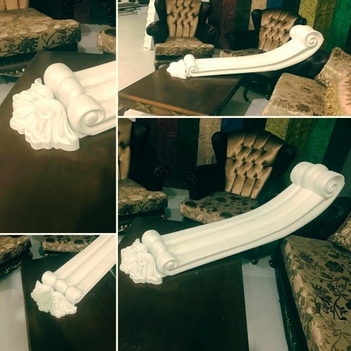 Klassische Polyurethan-Payanda mit Voluten und dekorativen Reliefmustern <h2>Klassische Polyurethan-Payanda für edle Innenräume</h2><p>Die vorgestellte <strong>Polyurethan-Payanda</strong> kombiniert dekorativen Stil mit praktischer Anwendbarkeit. Sie besitzt längliche geschwungene Formen, die an historische Architekturelemente der Antike erinnern, insbesondere an klassische <strong>Voluten</strong> und florale Ornamentik.</p><p>Das Design umfasst sanft gewölbte Linien, die in elegant eingerollten Endungen münden. Dazwischen setzt ein plastisch modelliertes Blattrelief einen markanten Akzent, der an barocke und <strong>klassische</strong> Gestaltungstraditionen angelehnt ist.</p><p>Diese Payanda eignet sich hervorragend für Räume mit traditionellen Sitzmöbeln, vergoldeten Details oder Polstern mit <strong>Ornamentmustern</strong>. Sie betont den luxuriösen Gesamteindruck und dient gleichzeitig als ästhetische Stütze oder als rein dekoratives Highlight.</p><p>Historisch betrachtet wurden ähnliche Elemente in der griechischen und römischen Architektur verwendet, um Fassaden, Portale und Stuckarbeiten mit kraftvoller Ausdrucksstärke zu versehen. Moderne Varianten aus <strong>Polyurethan</strong> erlauben heute eine leichtere Verarbeitung und vielfältige Einsatzmöglichkeiten.</p><ul><li>Leichtes, robustes Material</li><li>Detailreiche <strong>Reliefstruktur</strong></li><li>Universell kombinierbar</li><li>Einfach zu montieren</li></ul>

<p>Diese <strong>Polyurethan-Payanda</strong> ist ein dekoratives Element, das klassische Eleganz verkörpert. Sie besitzt geschwungene Linien und kunstvolle <strong>Voluten</strong>, die einen luxuriösen Eindruck schaffen. Die weiße Oberfläche betont die plastischen Formen und harmoniert mit edlen Möbeln. Das florale <strong>Reliefmuster</strong> bringt zusätzliche Raffinesse in den Raum. Durch das leichte Material ist sie einfach zu montieren. In traditionellen Einrichtungen wird sie als dekorativer Blickfang eingesetzt. Ihre Struktur erinnert an historische Architekturmotive. Besonders in klassischen Räumen vermittelt sie Harmonie. Sie lässt sich mit Ornamentstoffen und geschnitzten Holzoberflächen kombinieren. Dank <strong>klassischer</strong> Gestaltung passt sie in viele Stile. Die Verbindungen zu antiken Vorbildern steigern ihren Wert. Gleichzeitig bietet sie moderne Montagefreundlichkeit. Das Design wirkt sowohl als Zierelement als auch als Akzent für Möbel. Mit feinen Details hebt sie den Charakter eines Raumes. Die Kombination aus Stärke und Leichtigkeit macht ihre Wirkung einzigartig.</p>