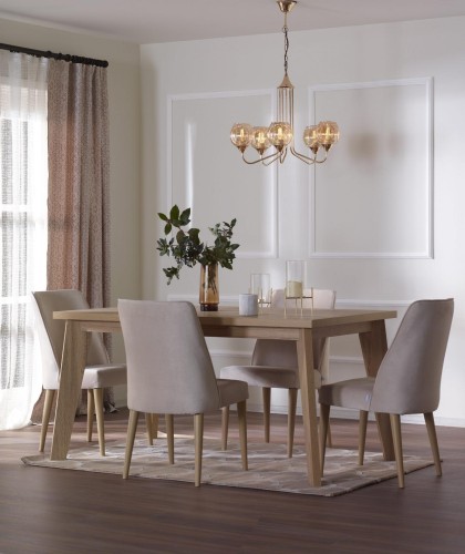 Nowoczesne i klasyczne dekoracje willi z gładką listwą poliuretanową <h2>Elegancka aranżacja z listwami poliuretanowymi</h2><p>Wnętrze jadalni prezentuje połączenie <strong>nowoczesnego</strong> minimalizmu i klasycznej harmonii. Ściany ozdobione są prostymi ramkami wykonanymi z <strong>poliuretanu</strong>, które można malować, aby dopasować ich wygląd do indywidualnej palety barw. Ich geometryczne, prostokątne kształty dodają rytmu i podkreślają proporcje przestrzeni.</p><p>Drewniany stół o masywnej, gładkiej formie otoczony jest tapicerowanymi krzesłami utrzymanymi w neutralnych tonach. Dzięki tej kombinacji przestrzeń emanuje <strong>estetyką</strong> i spójnością. Na podłodze leży dywan z subtelnym, geometrycznym motywem, który współgra z prostotą ścian.</p><p>Na suficie zawieszono żyrandol ze złotymi ramionami i kulistymi kloszami z przyciemnianego szkła. Kontrast między dekoracyjnym oświetleniem a minimalistyczną ramą ściany nadaje całości charakteru. Krótka anegdota historyczna dodaje kontekstu: już w tradycji klasycznej architektury stosowano listwy i profile do modulowania proporcji pomieszczeń, od greckich porządków po wnętrza renesansowe.</p><p>Proste listwy poliuretanowe doskonale nadają się do projektów, w których pragnie się połączyć <strong>modernistyczne</strong> linie z subtelną <strong>klasyką</strong>. Ich elastyczność i możliwość malowania czynią je praktycznym narzędziem dekoracyjnym w aranżacjach współczesnych i tradycyjnych willi.</p>

<p>Listwy z <strong>poliuretanu</strong> dodają ścianom harmonii i elegancji. Drewniany stół o prostych liniach łączy tradycję z nowoczesnością. Jasne krzesła tapicerowane tworzą spójną atmosferę. Subtelny dywan z geometrycznym wzorem uzupełnia aranżację. Zasłony o delikatnej fakturze nadają miękkości wnętrzu. Żyrandol w złotej tonacji podkreśla wyrafinowany charakter. Ścienne ramki w formie prostokątów tworzą wyważoną kompozycję. Możliwość malowania listew zapewnia elastyczność projektową. Estetyka wnętrza łączy minimalizm z klasycznym detalem. Symetryczne ustawienie mebli sprzyja równowadze przestrzeni. Stylowe detale akcentują funkcjonalność i komfort. Światło lamp buduje intymny nastrój. Gładkie powierzchnie kontrastują z geometrycznymi wzorami. Klasyczne inspiracje architektoniczne subtelnie nawiązują do historii. W efekcie aranżacja wnętrza jest ponadczasowa i wyjątkowo <strong>elegancka</strong>.</p>