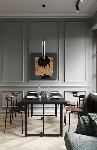 Eleganza moderna con pannelli in poliuretano e cornici a parete <h2>Pareti con cornici in poliuretano per un effetto di profondità</h2><p>L’uso del <strong>poliuretano</strong> nelle cornici da parete permette di ottenere un effetto estetico raffinato e al tempo stesso leggero. Le modanature, applicate in forme <strong>geometriche</strong> rettangolari, creano una simmetria che dona ordine e profondità visiva alla stanza. La tonalità grigio opaco amplifica l’effetto di equilibrio, rendendo lo spazio elegante ma sobrio.</p><h2>Arredi e contrasto di materiali</h2><p>Il tavolo in metallo e piano nero presenta linee pulite e un design minimale che contrasta con le venature naturali delle sedute in legno curvato. Queste sedute slanciate, con struttura in metallo nero, aggiungono leggerezza e armonia. L’insieme dimostra come il dialogo tra materiali diversi arricchisca l’atmosfera complessiva.</p><h2>Dettagli artistici e decorativi</h2><p>Sopra la zona pranzo spicca un quadro contemporaneo dalle tonalità calde. L’opera raffigura motivi vegetali stilizzati, che si stagliano su una superficie scura e dialogano con le cornici dei pannelli. Questo inserto introduce un tema naturale che bilancia la rigidità dei rettangoli murali.</p><h2>Nota storica</h2><p>L’uso delle cornici applicate a parete ha radici nell’architettura classica, dove gli stucchi e i rilievi venivano impiegati per dare ritmo e tridimensionalità agli interni. L’adozione di modanature in <strong>poliuretano</strong> rappresenta un’evoluzione moderna di questa tradizione, permettendo maggiore facilità di posa e varietà stilistica.</p><h2>Composizione finale</h2><p>Il risultato è un ambiente dal carattere <strong>moderno classico</strong>, in cui geometria, texture e dettagli decorativi convivono. Le linee rette delle cornici si fondono con le venature naturali del pavimento a spina di pesce, mentre i dettagli artistici introducono un tocco personale e vivace. La scelta accurata di materiali e proporzioni porta a un equilibrio formale e armonico.</p>

<p>L’uso del <strong>poliuretano</strong> nelle cornici rende la stanza elegante. Le cornici rettangolari creano ordine. Il colore grigio porta equilibrio. Il tavolo nero offre sobrietà. Le sedie in legno curvato donano calore. Il pavimento a spina di pesce aggiunge dinamismo. L’opera con foglie introduce un accento naturale. Le linee geometriche rafforzano la prospettiva. La luce bilancia i contrasti. Il design resta <strong>moderno classico</strong>. I materiali dialogano senza eccessi. Le superfici restano armoniche. La composizione trasmette profondità. L’unione di tradizione e innovazione è chiara. L’effetto finale è <strong>raffinato</strong> e accogliente.</p>