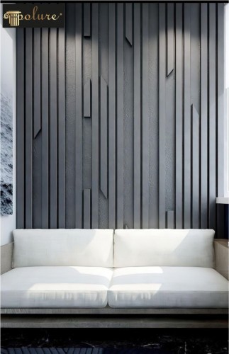 Poliurethan Holzleisten Modelle für moderne klassische Wohnzimmerdekoration <h2>Moderne klassische Innenarchitektur mit Poliurethanleisten</h2><p>Die Verwendung von <strong>Poliurethan</strong>-Holzleisten in vertikaler Anordnung erzeugt einen eleganten Rhythmus im Raum. Die Wandgestaltung mit tiefen Strukturen und abgestuften Kanten vermittelt sowohl Ordnung als auch Dynamik. Schmale und breite Elemente wechseln sich ab, wodurch subtile <strong>geometrische</strong> Akzente entstehen.</p><p>Das Zusammenspiel von dunklen Leisten und der glatten, hellen Sitzfläche verstärkt die räumliche Wahrnehmung. Diese Balance von hell und dunkel versetzt den Raum in eine moderne klassische Stimmung, die gleichermaßen gemütlich und kunstvoll wirkt. Besonders die klar geschnittenen Linien bringen Ruhe, während die unregelmäßigen Abstufungen ein lebendiges Flair schaffen.</p><p>Architektonisch erinnern die linearen Strukturen an klassische Wandvertäfelungen, die bereits in historischen Bauten der Renaissance und des Barock genutzt wurden, jedoch hier in zeitgemäß reduzierter Form erscheinen. So entsteht eine Verbindung von Tradition und Moderne.</p><ul><li>Harmonische Kombination von <strong>Struktur</strong> und Glätte</li><li>Vertikale <strong>Leisten</strong> mit geometrischer Dynamik</li><li>Stilvolle Spannung zwischen Dunkel und Hell</li><li>Ideale Basis für elegante Möbel und Accessoires</li></ul><p>Diese Art der Raumgestaltung passt besonders in Wohnbereiche, die Individualität und zeitlose Eleganz miteinander vereinen möchten, ohne dabei auf moderne Klarheit zu verzichten.</p>
<p>Poliurethan-Holzleisten bieten eine elegante Möglichkeit, Innenräume in eine moderne klassische Atmosphäre zu verwandeln. Die klaren vertikalen Linien schaffen Struktur und gleichzeitig ein Gefühl von Höhe. Durch die variierenden Tiefen entsteht ein interessantes Spiel mit Licht und Schatten. Die dunkle Wandfläche bildet einen spannenden Kontrast zur hellen Sofafläche. Diese Kombination wirkt einladend und raffiniert zugleich. Solche geometrischen Akzente lassen sich in vielfältigen Wohnbereichen einsetzen. Sie verleihen dem Raum eine ruhige und gleichzeitig lebendige Ausstrahlung. Der Einsatz von <strong>Poliurethan</strong> garantiert langlebige und pflegeleichte Oberflächen. Mit der Verwendung von <strong>Leisten</strong> unterschiedlichster Tiefe entsteht eine dreidimensionale Wirkung. Diese dekorative Gestaltung schafft modernes Flair ohne die klassische Eleganz zu verlieren. Der Bezug historischer Vorbilder macht die Lösung noch wertvoller. Besonders im Zusammenspiel mit <strong>geometrische</strong>m Mobiliar wirken die Wände ausdrucksstark. Der Raum erhält durch die Struktur mehr Tiefe. Stilbewusste Bewohner nutzen diese Technik für ein individuelles <strong>Dekordetail</strong>. Insgesamt entsteht eine zeitlose Gestaltung, die Klassik und Moderne vereint.</p>