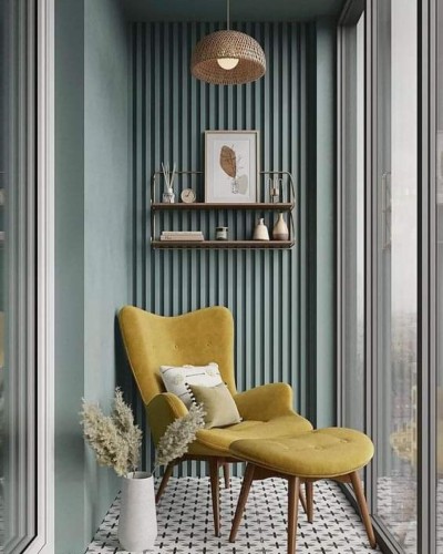 Moderner klassischer Balkon mit Poliüretan-Leisten und Retro-Sessel <h2>Moderner klassischer Balkonstil</h2><p>Die Gestaltung dieses Balkons verbindet <strong>Poliüretan-Leisten</strong> mit modernen klassischen Akzenten. Die vertikale Linienführung der Leisten verleiht dem Raum eine optische Streckung und erzeugt eine dezente Dynamik. Solche Verkleidungen haben ihre Wurzeln in der klassischen Architektur, wo Relief und Rhythmus häufig zur Raumgestaltung eingesetzt wurden.</p><p>Der senfgelbe Retro-Sessel mit passender Fußbank bildet einen warmen Kontrast zur kühlen Wandfarbe. Die weiche Textur und geschwungene Form schaffen Komfort und setzen einen klaren Mittelpunkt im Raum. Die geometrischen Schwarz-Weiß-Fliesen des Bodens verleihen einen grafischen Rhythmus, der mit dem vertikalen Muster der Wand harmoniert.</p><p>Als natürliche Ergänzung hängt eine <strong>Rattanlampe</strong> von der Decke, die ein warmes Licht streut und der Szene eine organische Note gibt. Die Dekovase mit <strong>Trockenblumen</strong> betont den natürlichen Charakter und sorgt für Leichtigkeit im Arrangement. Ein schmal angebrachtes Regal an der Wand, versehen mit Keramikobjekten und einem eingerahmten Blattmotiv, bringt Ausgewogenheit zwischen minimalistischem Ausdruck und dekorativer Vielfalt.</p><p>Die Farbpalette basiert auf einem Zusammenspiel von gedämpftem Grün, warmem Gelb und neutralen Schwarz-Weiß-Tönen, das den Raum ruhiger und zugleich lebendiger wirken lässt. Insgesamt entsteht ein harmonisches Bild aus <strong>klassischer Eleganz</strong>, <strong>moderner Geometrie</strong> und organischer Wärme.</p>

<p>Dieser Balkon zeigt, wie <strong>Poliüretan-Leisten</strong> einem Raum Tiefe geben können. Der senfgelbe Retro-Sessel wirkt als visuelles Zentrum. Die passenden Fußstützen sorgen für höchsten Komfort. Der grünlich-blaue Wandton vermittelt Ruhe. Das grafische Bodenmuster in Schwarz-Weiß schafft Dynamik. Eine hängende <strong>Rattanlampe</strong> spendet weiches Licht. Natürliche Elemente wie Trockenblumen bringen Wärme. Geometrische Formen geben Struktur. Klassische Inspiration trifft auf moderne Funktionalität. Die Farben unterstützen eine elegante Atmosphäre. Minimalistische Regale schaffen Stauraum. Dekorative Details ergänzen die Komposition. <strong>Klassische Eleganz</strong> verschmilzt mit nordischer Einfachheit. Vertikale Linien betonen die Höhe. Das Ergebnis ist ein Raum voller Ruhe und stilvoller Raffinesse.</p>