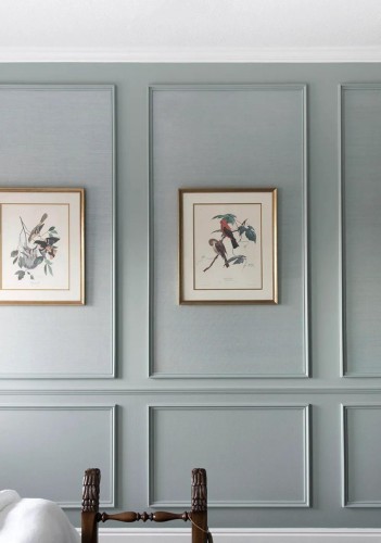 Poliurethan Wandfries Anwendung für moderne klassische Innenräume <h2>Moderne klassische Wirkung durch Polyurethan-Leisten</h2><p>Die Verwendung von <strong>Polyurethan</strong>-Wandleisten ist eine raffinierte Möglichkeit, Innenräume mit einer modernen klassischen Note zu gestalten. Symmetrische <strong>Rahmen</strong> heben die Wand hervor, indem sie strenge Geometrien betonen und zugleich ruhige optische Flächen schaffen. Dieses dekorative Muster strukturiert die Wand in harmonische Segmente, was Tiefe und Rhythmus erzeugt.</p><p>Die graugrüne Farbgebung der Wandflächen bildet eine elegante Kulisse, die sowohl zu traditionellen als auch zu zeitgenössischen Möbeln passt. Die Kombination mit gold gerahmten Kunstwerken, die filigrane Vogelmotive darstellen, unterstreicht die stilvolle Atmosphäre. Diese Komposition erinnert an klassische Holzvertäfelungen, jedoch in einer leichteren, pflegeleichten Ausführung.</p><p>Historisch betrachtet waren Wandvertäfelungen und Zierleisten bereits in der Renaissance und im Barock stark vertreten, wo sie häufig mit aufwendigen Ornamenten versehen wurden. Heute ermöglicht Polyurethan eine moderne Umsetzung, die leichter und flexibler installierbar ist.</p><ul><li><strong>Dekorleisten</strong> schaffen klare Strukturen an der Wand.</li><li>Die rechteckigen Einfassungen erzeugen eine harmonische Gliederung.</li><li><strong>Geometrie</strong> und Symmetrie sorgen für visuelle Ausgeglichenheit.</li><li>Goldene Bilderrahmen setzen glänzende Akzente.</li></ul><p>Durch die Kombination aus zeitgemäßer Schlichtheit und klassischer Proportion entsteht ein einzigartiger Stil, der Wohnräume repräsentativ und einladend wirken lässt.</p>
<p>Polyurethan-Wandprofile bieten eine elegante Lösung für moderne klassische Räume. Die dekorativen <strong>Dekorleisten</strong> strukturieren die Wand und schaffen eine klare Geometrie. Rechteckige Rahmen geben Symmetrie und Ordnung. Die graugrüne Farbgestaltung wirkt ruhig und stilvoll. Gold gerahmte Kunstwerke setzen subtile Akzente. Solche <strong>Wandpaneele</strong> bringen Tiefe und Dimension in den Innenraum. Polyurethan ist leicht, robust und pflegeleicht. Klassische Räume mit modernen Materialien wirken langlebig und flexibel. Historische Vorbilder inspirierten diese Gestaltung. Dennoch entfaltet sie eine ganz eigene moderne Ästhetik. Die Betonung von <strong>Rahmen</strong> und Linie erzeugt dekorative Eleganz. Gleichzeitig bleiben die Flächen ruhig und schlicht. Vogelillustrationen ergänzen die Gesamtwirkung sensibel. So entsteht ein Dialog von Natur und Architektur. Diese <strong>Innenarchitektur</strong> zeigt, wie klassisches Design zeitgemäß interpretiert werden kann.</p>