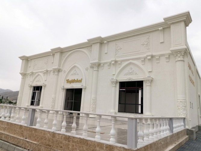 Fasada klasike poliuretani për sallë dasmash me detaje floreale <h2>Dizajni i fasadës klasike për sallë dasmash</h2><p>Fasada është ndërtuar me panele të bardha prej <strong>poliuretani</strong>, duke sjellë edhe qëndrueshmëri, edhe finesë estetike. Ornamentet në formë lulesh të skalitura në sipërfaqe i japin një frymë dekorative, ndërsa harkimet e theksuara theksojnë simetrinë e stilit tradicional.</p><p>Kolonat vertikale, të kombinuara me relievet e pasura, përkujtojnë stilin <strong>klasik</strong> evropian, ndërsa balustradat e bardha krijojnë një ndarje delikate mes hapësirës së brendshme dhe hyrjes së jashtme. Përzierja e vijave të drejta me kurbat harmonike ofron një përpjekje estetike mes qëndrueshmërisë dhe solemnitetit.</p><h2>Motivet dhe ornamentet dekorative</h2><p>Moti i arkitekturës është i përqendruar tek motivet floreale dhe <strong>relievet arkitektonike</strong> që zbukurojnë pjesët e sipërme të hapjeve dhe kornizave. Këto detaje sjellin një frymë të rafinuar, duke e kthyer hyrjen në një element ftesë për vizitorët.</p><p>Historikisht, përdorimi i harkimeve të larta dhe kolonave të gdhendura ka qenë i lidhur me rendet dorike e jonike, dhe këtu ato paraqiten në mënyrë moderne për t’i dhënë sallës së dasmave një identitet të veçantë.</p><ul><li>Harkime simetrike me reliev floreal</li><li>Korniza të strukturuara me gjeometri të theksuar</li><li><strong>Balustrada</strong> me dizajn klasik</li><li>Ornamente të frymëzuara nga <strong>baroku</strong> dhe neoklasicizmi</li></ul>

<p>Kjo fasadë e veçantë e sallës së dasmave është dizajnuar për të pasqyruar një atmosferë të rafinuar dhe solemne. Kornizat e bardha me <strong>motive floreale</strong> japin elegancë vizuale. Harkimet e theksuara krijojnë ndjesi monumentale. Balustrada klasike shton harmoni në hyrje. Kolonat e pasura me reliev përkujtojnë arkitekturën historike. Materiali <strong>poliuretani</strong> siguron qëndrueshmëri dhe estetikë afatgjatë. Detajet dekorative e bëjnë ndërtesën unike. Ornamentet e vogla gjeometrike rrisin rafinimin. Pamja e jashtme reflekton identitet ceremonial. Hyrja e dekoruar është një pikë ftesë mikpritëse. Ndërthurja e funksionit dhe artit është e dukshme. Estetika klasike ndërthuret me prakticitet modern. Simetria arkitektonike i jep stabilitet dhe harmoni. Motivacioni barok theksohet në elementët e relievit. Ky projekt shërben si shembull i përsosur për sallat elegante. Fasada të ngjashme frymëzojnë ide të reja dekorimi.</p>