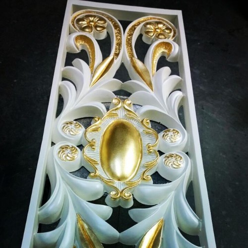 Painel de poliuretano clássico com arabescos dourados para vilas <h2>Painel clássico de poliuretano pintável</h2><p>Este painel de <strong>poliuretano</strong> pintável foi concebido para projetos de decoração clássica em vilas de estilo sofisticado. Suas formas simétricas em branco contrastam com o dourado metálico, evocando a estética tradicional de interiores luxuosos.</p><p>No centro destaca-se um <strong>medalhão oval</strong> dourado cercado por arabescos e detalhes em relevo que transmitem sofisticação. Pequenos elementos florais e relevos arredondados complementam a composição, criando um equilíbrio visual entre <strong>ornamentos florais</strong> e formas curvas.</p><p>A técnica de talhe remete à tradição dos trabalhos artesanais de marcenaria e estuque do período barroco, mas com material moderno e resistente. Historicamente, composições semelhantes eram aplicadas em palácios e mansões, ressaltando status e requinte.</p><p>Graças à versatilidade do material, este <strong>painel decorativo</strong> pode ser instalado em diferentes superfícies internas, sendo ideal para realçar paredes principais, corredores de entrada ou como parte de divisórias sofisticadas.</p><ul><li>Material leve e pintável</li><li>Acabamento clássico com detalhes dourados</li><li>Aplicação em interiores luxuosos</li></ul>

<p>Este painel de <strong>poliuretano</strong> combina tradição e inovação no design de interiores. Os detalhes em dourado criam contraste com o fundo branco. O relevo destaca arabescos e curvas simétricas refinadas. O <strong>medalhão oval</strong> central simboliza elegância. Ornamentações florais reforçam o estilo clássico. O material é leve e permite pintura personalizada. Sua aplicação é ideal em vilas de inspiração clássica. A estética luxuosa valoriza ambientes internos sofisticados. A composição lembra técnicas do barroco europeu. O uso de <strong>painéis decorativos</strong> em arquitetura sempre conferiu distinção. Hoje o poliuretano amplia essa tradição. A instalação é prática e resistente. O contraste entre dourado e branco é atemporal. Este painel eleva a atmosfera de qualquer espaço. Trata-se de uma peça perfeita para <strong>decoração clássica</strong> de alto padrão.</p>