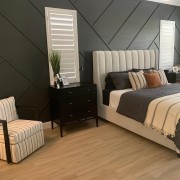 Dhoma gjumi moderne me mur poliuretani diagonal dhe elemente klasike Dizajni i murit dhe struktura gjeometrikeMuri i pasmë është zbukuruar me panele poliuretani në tonalitete të errëta, të cilat janë