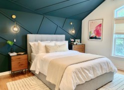 Dhomë gjumi moderne klasike me mur poliuretani dhe elemente gjeometrike Dizajn modern klasik me detaje poliuretaniMurali me panele poliuretani është tipari më dallues i kësaj dhome gjumi. Linjat diagonale t