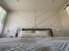 Dhoma gjumi moderne klasike me mur dekorativ prej poliuretani Dizajni i murit dekorativ me profile poliuretaniMur i pasmë i shtratit është transformuar në një element qendror për dhomën e gjumi