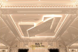 Dekorim klasik me poliuretan për sallë dasmash me ndriçim elegant