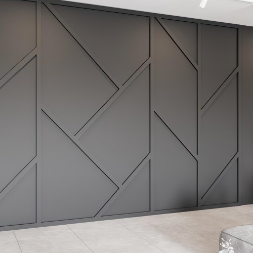 Poliurethan Wandleisten im modernen klassischen Wohnsalon <h2>Moderne Klassik mit geometrischen Wandprofilen</h2><p>Die Verwendung von <strong>Poliurethan</strong> Wandleisten eröffnet die Möglichkeit, Wände nicht nur funktional, sondern auch künstlerisch zu gestalten. In diesem Beispiel wird eine konsequent <strong>geometrische</strong> Struktur erschaffen, die von diagonalen Linien und klaren Rechteckformen geprägt ist. Das Ergebnis ist ein Wohnraum, der Eleganz und Dynamik zugleich vermittelt.</p><p>Besonders auffällig sind die großflächigen Paneele, die durch lange Linien diagonal gekreuzt werden. So entstehen Trapeze, Rauten und gestreckte Rechtecke, die den Blick leiten und das Raumgefühl erweitern. Diese Strukturen greifen klassische architektonische Prinzipien auf, da bereits in der Antike Linien und Proportionen genutzt wurden, um ästhetische Ordnung zu schaffen.</p><p>Die dunkle, matte Oberfläche der Wand sorgt dafür, dass die reliefartigen Fugen betont werden. Zwischen Licht und Schatten entsteht eine subtile Tiefenwirkung, die den Raum lebendig wirken lässt. Zusammen mit hellen Bodenfliesen ergibt sich ein starkes kontrastierendes Spiel. Für eine individuellere Gestaltung können ergänzende Elemente wie Rahmenprofile, Sockelleisten oder Deckenverzierungen eingesetzt werden.</p><ul><li>Flexibel einsetzbar für klassische und moderne Räume</li><li>Stabil und langlebig durch hochwertige Materialien</li><li>Individuelle Anpassung durch variable Geometrie</li></ul><p>Diese Art der Wandgestaltung ist somit eine zeitlose Lösung, die durch <strong>ästhetische</strong> Eleganz, <strong>Raumwirkung</strong> und vielfältige Einsatzmöglichkeiten überzeugt.</p>
<p>Diese Wandgestaltung nutzt <strong>Poliurethan</strong> Leisten, um moderne Klassik in den Wohnsalon zu bringen. Die klaren geometrischen Linien schaffen ein präzises und elegantes Muster. Diagonale Strukturen formen Rechtecke, Trapeze und subtile Rauten. Das matte Dunkelgrau betont den Kontrast zwischen Fläche und Vertiefung. Durch Licht und Schatten entsteht eine besondere Raumatmosphäre. Die Komposition wirkt modern und doch zeitlos. Klassische Prinzipien der Symmetrie verbinden sich mit moderner Klarheit. Diese Gestaltung steigert die optische Tiefe des Raumes. Sie verleiht dem Interieur einen kunstvollen Akzent. Das System ist vielseitig und an viele Möbelstile anpassbar. Die Oberfläche bleibt pflegeleicht und robust. Trotz Strenge wirkt die Anordnung harmonisch und ruhig. Der Raum erhält eine Struktur, die nicht überladen wirkt. Die Verbindung von <strong>Architektur</strong> und Dekoration macht die Lösung besonders. Solch ein Wanddesign vereint <strong>Geometrie</strong>, klassische Ordnung und moderne Eleganz.</p>