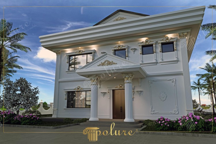 Fachada clásica de villa lujosa con detalles de poliuretano ornamentado <h2>Un diseño arquitectónico de lujo clásico</h2><p>La fachada muestra un lenguaje <strong>arquitectónico</strong> basado en la tradición clásica, donde se distinguen columnas estriadas y capiteles corintios con detalles dorados que realzan la entrada principal. Los frontones y cornisas generan un efecto monumental y equilibrado.</p><p>Los elementos de <strong>poliuretano</strong> que decoran ventanas y muros destacan por la riqueza de sus molduras en relieve, reforzando la estética de prestigio y sofisticación. Estos adornos recuerdan influencias de la arquitectura grecorromana, integradas en un contexto contemporáneo.</p><p>Los motivos geométricos rectilíneos enmarcan las superficies y se combinan con ornamentos florales dorados, creando un contraste entre sobriedad y opulencia. Los medallones y marcos en relieve sobre las paredes laterales añaden carácter distintivo.</p><p>En la historia, los órdenes corintios fueron símbolo de refinamiento y riqueza, y este diseño los actualiza con materiales modernos de alta durabilidad adaptados a la construcción de villas de lujo.</p><ul><li>Columnas estriadas con capiteles corintios dorados.</li><li>Molduras y frisos decorativos de <strong>ornamentación</strong> clásica.</li><li>Frontones triangulares sobresalientes sobre puertas y ventanas.</li><li>Relieves enmarcados y medallones con motivos <strong>florales</strong>.</li></ul><p>El jardín frontal, con arbustos verdes y flores intensamente violetas, potencia la armonía entre naturaleza y arquitectura, reforzando la atmósfera de representación y lujo.</p>

<p>Esta villa combina elegancia y monumentalidad en una fachada de <strong>poliuretano</strong>. Sus columnas estriadas evocan la tradición clásica. Los capiteles dorados transmiten un aire de distinción. Los relieves decorativos refuerzan la armonía visual. Los frisos florales dorados aportan sofisticación. Las cornisas amplias generan un perfil majestuoso. Los marcos de ventana ornamentados equilibran lo geométrico y lo orgánico. Los medallones en relieve añaden un sello artístico. Los frontones triangulares sobre la entrada son un símbolo icónico. El portón central se convierte en protagonista imponente. Los detalles de <strong>ornamentación</strong> reflejan un lujo atemporal. El jardín floral intensifica la pureza cromática. La simetría de la composición transmite serenidad. El recurso a <strong>arquitectura</strong> clásica modernizada asegura exclusividad. La combinación de ornamento y sobriedad hace de esta villa un ejemplo excepcional.</p>