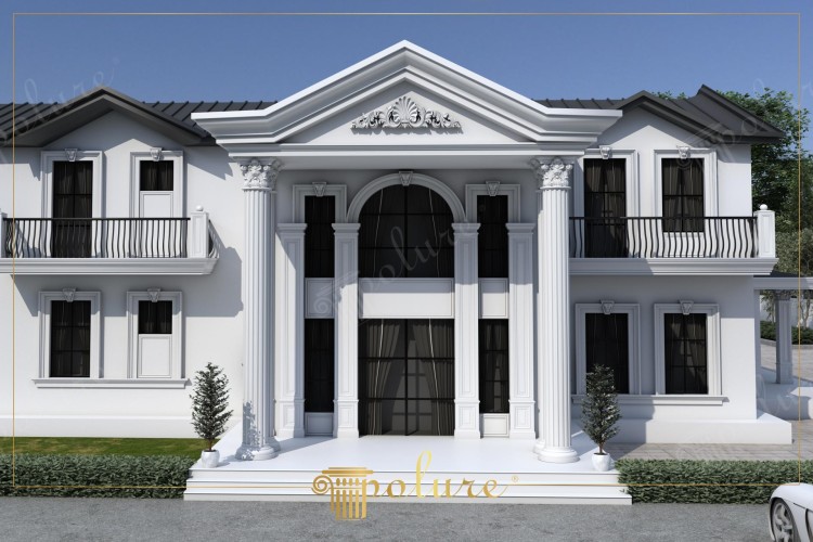 Facciata di villa classica in poliuretano con colonne ornamentali <h2>Eleganza senza tempo nella facciata classica</h2><p>La facciata della villa utilizza rivestimenti in <strong>poliuretano</strong> che riproducono fedelmente elementi architettonici tradizionali. Le colonne corinzie con capitelli arricchiti da motivi vegetali sostengono l’ingresso centrale, creando un senso di verticalità e imponenza. Il bianco lucido della superficie dona un effetto di purezza e mette in evidenza i contrasti cromatici delle finestre oscure.</p><p>Il timpano triangolare superiore è impreziosito da una decorazione a <strong>conchiglia</strong> circondata da volute scolpite, un dettaglio che richiama l’arte classica antica. Questa combinazione di geometrie lineari e simmetrie rigorose evoca un linguaggio architettonico ereditato dai templi greci e dalle ville rinascimentali italiane.</p><h2>Dettagli ornamentali e proporzioni</h2><p>Le cornici delle finestre sono scolpite con <strong>motivi geometrici</strong> che donano ritmo visivo alla facciata. I balconi laterali, con le ringhiere in ferro dalle linee sinuose, arricchiscono il movimento dell’insieme. La scalinata frontale conduce all’ingresso incorniciato da colonne doppie, rafforzando l’idea di solennità e di accoglienza.</p><p>Grazie alla leggerezza e alla resistenza del <strong>poliuretano</strong>, tali elementi decorativi permettono di combinare durabilità e bellezza estetica, senza rinunciare alla precisione degli intagli. Ogni dettaglio, dalle cornici agli archi curvi, contribuisce a un ambiente che unisce <strong>armonia</strong>, imponenza e funzionalità moderna.</p><ul><li>Colonne scanalate con capitelli corinzi</li><li>Timpano decorato con motivo a <strong>conchiglia</strong></li><li>Cornici delle finestre finemente sagomate</li><li>Balconi laterali con ringhiere nere</li><li>Rivestimenti durevoli in <strong>poliuretano</strong></li></ul><p>Un breve richiamo storico: le colonne scanalate e i timpani con bassorilievi decorativi hanno origini nelle architetture greche ed ellenistiche, successivamente riprese e reinterpretate dallo stile neoclassico europeo. In questa villa, tali elementi vengono reinventati in chiave contemporanea con materiali innovativi.</p>

<p>Questa villa combina linee <strong>classiche</strong> con materiali moderni. Le colonne bianche conferiscono imponenza. I capitelli decorati mostrano eleganza. Il timpano triangolare esalta la simmetria. La decorazione a <strong>conchiglia</strong> aggiunge raffinatezza. Le cornici delle finestre scandiscono il ritmo visivo. I balconi con ringhiere in ferro arricchiscono la facciata. La scalinata centrale incrementa la monumentalità. L’uso del <strong>poliuretano</strong> garantisce leggerezza e resistenza. Gli archi curvi donano armonia visiva. Le proporzioni equilibrate infondono ordine. Le simmetrie richiamano l’arte antica. I dettagli floreali e <strong>geometrici</strong> ricordano la tradizione. L’effetto complessivo è solenne e accogliente. Questo design rende la villa un esempio perfetto di <strong>lusso</strong> classico.</p>