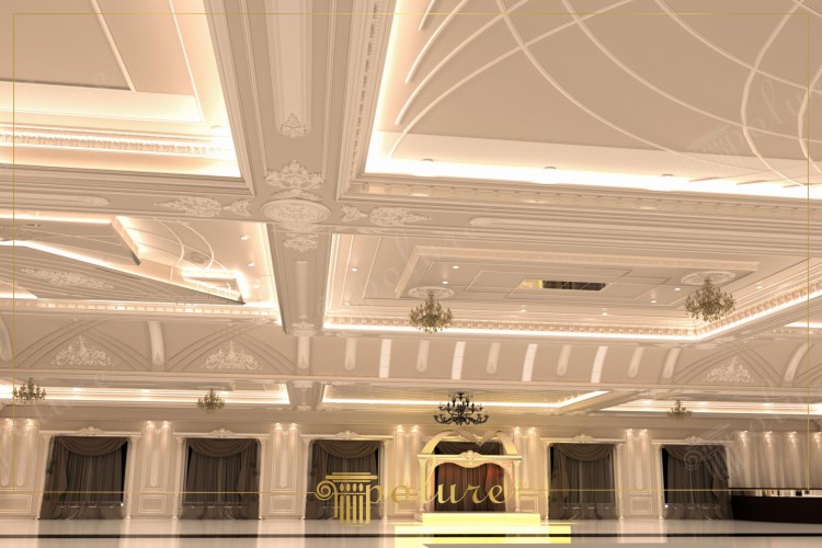 Klasyczna dekoracja wnętrza sali weselnej z poliuretanu <h2>Elegancja klasycznych wzorów</h2><p>Sala weselna prezentuje wyrafinowaną aranżację, opartą na sztukaterii z <strong>poliuretanu</strong>. Na suficie widoczne są ornamentalne motywy, oparte na motywach klasycznych, takich jak delikatne rozety, profilowane ramy i geometryczne linie krzyżujące się w rytmiczny wzór.</p><p>Kompozycja łączy elementy świetlne umieszczone w podwieszanej konstrukcji, które rozpraszają blask i podkreślają <strong>architekturę</strong> wnętrza. Połączenie ciemnych, ciężkich zasłon oraz złotych detali wprowadza atmosferę luksusu.</p><h2>Motywy historyczne i detal</h2><p>Styl dekoracji nawiązuje do XVIII-wiecznych tradycji, gdy sztukateria w europejskich pałacach symbolizowała prestiż i elegancję. Współczesne rozwiązania z lekkiego i trwałego <strong>poliuretanu</strong> pozwalają uzyskać podobny efekt, zachowując praktyczność i lekkość.</p><p>Elementy takie jak rozbudowane gzymsy, symetryczne układy kasetonów i bogato zdobione strefy sufitowe nadają wnętrzu charakter monumentalny. Ozdobne <strong>żyrandole</strong> oraz subtelne oświetlenie LED harmonijnie dopełniają całość.</p><ul><li>Kasetony i linie geometryczne nadające rytm przestrzeni.</li><li>Sztukateria inspirowana klasycznymi pałacami.</li><li>Złocone detale i miękkie zasłony wzmacniające uroczysty nastrój.</li></ul><p>Kompozycja tej sali łączy w sobie tradycję i nowoczesne rozwiązania, które razem kreują <strong>harmonię</strong> oraz wyjątkowe tło dla uroczystości.</p>

<p>Klasyczna sala weselna z <strong>poliuretanu</strong> dodaje wnętrzu lekkości i elegancji. Sufit zdobią geometryczne kasetony oraz ornamentalne motywy o harmonijnym układzie. Subtelnie rozmieszczone oświetlenie nadaje przestrzeni nastrojowości. Żyrandole pełne detalu wzmacniają wrażenie luksusu. Złocone elementy przyciągają wzrok i podkreślają prestiż tej przestrzeni. Ciężkie zasłony kontrastują z jasnymi ścianami tworząc mocny akcent. Dekoracja łączy klasyczne formy z nowoczesnymi detalami. Użycie <strong>architektury</strong> symetrycznej sprawia, że wnętrze wygląda monumentalnie. Inspiracje antykiem widoczne są w ornamentyce i proporcjach. Gzymsy oraz zdobienia nawiązują do wzorów z dawnych pałaców. Materiał <strong>poliuretan</strong> nadaje całości trwałości i lekkości. Sala nadaje się do uroczystości o wyjątkowym charakterze. Każdy detal wzmacnia odczucie harmonii i uroku. Delikatne linie sufitowe pokazują precyzję wykonania. Całość tworzy <strong>harmonię</strong> między tradycją i współczesnym stylem.</p>