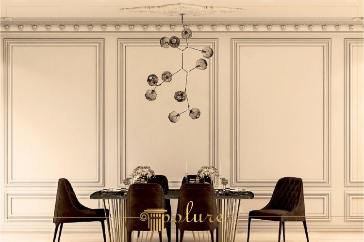 Ideas de decoración clásica moderna con molduras de poliuretano en paredes elegantes <h2>Decoración de pared con molduras de poliuretano</h2><p>Las paredes decoradas con <strong>poliuretano</strong> enmarcado permiten un equilibrio visual entre la tradición clásica y el diseño moderno. Los relieves lineales crean geometrías claras que, en conjunto, ofrecen un ritmo arquitectónico semejante a los ornamentos históricos de los palacios europeos. Dentro de esta composición, el diseño modular rectangular se repite en proporciones equilibradas y aportan continuidad a todo el ambiente.</p><p>En la parte superior de la pared, un friso delicado con pequeños detalles decorativos recuerda la herencia neoclásica, demostrando cómo los <strong>detalles arquitectónicos</strong> logran actualizarse en entornos contemporáneos. Brevemente, cabe recordar que el uso de molduras se remonta a la época grecorromana, aplicada en marcos, puertas y cornisas, siempre como símbolo de distinción.</p><h2>Armonía entre mobiliario y muros</h2><p>El espacio se complementa con una mesa de base metálica y acabado dorado que refleja elegancia y modernidad, mientras que las sillas aterciopeladas en tono oscuro añaden calidez y textura. La lámpara de techo, con estructura ramificada y formas esféricas, introduce un acento escultórico y contemporáneo que rompe la rigidez geométrica de la pared.</p><ul><li>Uso de <strong>molduras clásicas</strong> aplicadas en diseño moderno.</li><li>Combinación de materiales nobles: metal dorado, terciopelo y madera.</li><li><strong>Decoración interior</strong> orientada a espacios de recepción y comedor.</li></ul><p>El resultado es un ambiente sofisticado donde convergen la precisión formal y el confort estético, logrando una atmósfera atemporal.</p>
<p>El uso de <strong>poliuretano</strong> en paredes con molduras modernas clásicas aporta elegancia a los espacios. Esta técnica combina tradición arquitectónica con un enfoque minimalista. Los paneles geométricos enmarcados crean ritmo y unidad visual. La textura sutil de las molduras equilibra sobriedad y sofisticación. El diseño clásico se integra perfectamente en interiores contemporáneos. Un <strong>diseño de pared</strong> bien definido genera sensación de armonía. Los marcos rectangulares proporcionan una repetición que amplía la perspectiva espacial. El friso superior con detalles discretos recuerda influencias históricas. La mesa dorada con base metálica otorga toques de lujo. Las sillas de terciopelo añaden calidez y confort. Una lámpara escultórica rompe la rigidez de las líneas rectas. Todo el conjunto crea un <strong>interior elegante</strong> y equilibrado. Esta propuesta es ideal para comedores y salas representativas. La <strong>decoración interior</strong> con molduras de poliuretano es versátil y duradera. El resultado final ofrece un ambiente distinguido y atemporal.</p>