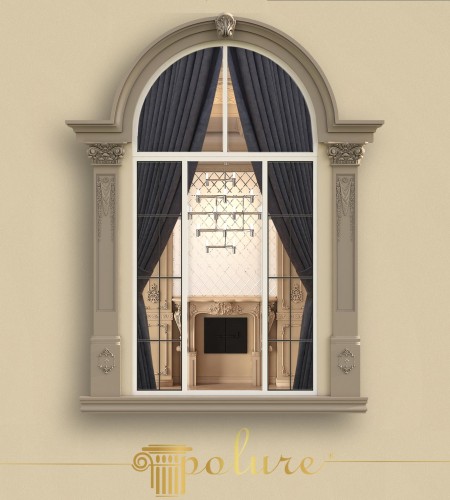 Elegante klassieke raamdecoratie in polyurethaan met sierlijke details <h2>Klassieke raamdecoratie met polyurethaan</h2><p>Het raamontwerp is opgebouwd uit <strong>polyurethaan</strong> elementen die duurzaamheid combineren met verfijnde esthetiek. De omlijsting bestaat uit decoratieve pilaren met fijn uitgesneden florale reliëfs en motieven die de rijke uitstraling van klassieke façades benadrukken.</p><p>Bovenaan bevindt zich een halfronde boog, waarin een centraal ornament als visueel middelpunt fungeert. Deze gebogen vorm voegt dynamiek toe en onderstreept de verticale elegantie van het geheel. De diepe contrastkleur van de gordijnen versterkt de theatrale werking en laat de houten tinten van de binnenruimte beter uitkomen.</p><p>Achter het raam is een grote schouw zichtbaar, voorzien van sierlijke gravures en symmetrie die aansluit bij de buitenafwerking. Deze wijze van integratie stond al in de Renaissance bekend als methode om binnen- en buitenarchitectuur in harmonie te brengen.</p><ul><li>Decoratieve florale motieven op de kolommen</li><li>Halfronde boogvorm met centraal ornament</li><li>Samenhang tussen binnen- en buitenarchitectuur</li></ul><p>Dankzij de combinatie van <strong>klassieke raamvormen</strong>, <strong>esthetische details</strong> en <strong>decoratieve patronen</strong> ontstaat een geheel dat zowel traditioneel als tijdloos oogt. De gekozen materialen en afwerking geven de gevel niet alleen duurzaamheid, maar ook een uitgesproken karakter.</p>

<p>Dit raamontwerp in <strong>polyurethaan</strong> brengt klassieke elegantie in elke gevel. De verfijnde boog bovenaan trekt de aandacht en benadrukt symmetrie. Subtiele bloemmotieven geven de omlijsting een sierlijk karakter. De donkerblauwe gordijnen zorgen voor een dramatisch contrast. Binnen sluit een rijk gedecoreerde schouw harmonieus aan. De combinatie van geometrische lijnen en sierornamenten is indrukwekkend. Het gebruik van duurzame materialen verhoogt de kwaliteit. Klassieke architectuurprincipes worden stijlvol toegepast. Het halfronde raam creëert een koninklijke uitstraling. Decoratieve gravures versterken de historische sfeer. Het geheel voelt zowel tijdloos als luxueus aan. Fijnzinnige details zorgen voor diepte en textuur. De samenhang tussen binnen en buiten valt direct op. Deze vormen en structuren benadrukken artistieke verfijning. Daardoor ontstaat een raamdecoratie die elegantie en <strong>klassieke stijl</strong> perfect samenbrengt.</p>