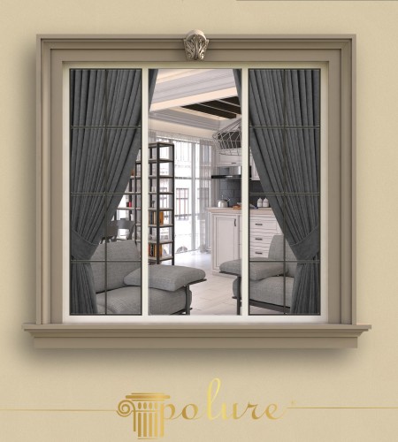 Elegancka dekoracja elewacji z poliuretanu z klasycznymi motywami wokół okna <h2>Klasyczna rama z poliuretanu jako ozdoba fasady</h2><p>Obramowanie wykonane z trwałego <strong>poliuretanu</strong> wzbogaca okno o elegancki charakter, łącząc tradycyjne motywy z nowoczesną funkcjonalnością. Ozdobny detal u góry, przypominający dawny motyw roślinny, nawiązuje do kanonów architektury antycznej.</p><p>Dzięki wyraźnie zarysowanym liniom i geometrycznym podziałom szyb cała kompozycja zachowuje rytm oraz proporcjonalność. Gzyms podokienny dodaje fasadzie subtelnego, architektonicznego ciężaru, a ciemne zasłony za szkłem akcentują kontrast z jasną ramą.</p><p>Historia takich zdobień sięga czasów klasycznej architektury greckiej i rzymskiej, gdzie detale o roślinnym rysunku zdobiły kolumny i portale. Współczesne rozwiązania pozwalają na ich odwzorowanie w lekkim i odpornym materiale.</p><ul><li>Subtelne profile ramy podkreślają estetykę fasady</li><li><strong>Ornament</strong> roślinny dodaje klasycznego akcentu</li><li>Neutralne tonacje kolorystyczne zapewniają harmonię kompozycji</li><li><strong>Geometria</strong> szprosów wzmacnia wrażenie symetrii</li><li><strong>Gzyms</strong> nadaje głębię i architektoniczną elegancję</li></ul>

<p>Fasada z dekoracyjną ramą z <strong>poliuretanu</strong> łączy trwałość z klasyczną estetyką. Rama wokół okna została zaprojektowana z delikatnymi profilami i precyzyjnymi detalami. W górnej części znajduje się klasyczny <strong>ornament</strong> roślinny inspirowany dawną sztuką. Podziały szyb opierają się na harmonijnej <strong>geometrii</strong>. Gzyms podokienny nadaje całości mocniejszy akcent. Neutralny beżowy tynk tworzy spokojne tło dla jasnego obramowania. Ciemne zasłony kontrastują z całością i potęgują elegancję. Kompozycja wnosi poczucie prestiżu i ładu. Dzięki lekkiemu materiałowi dekoracja jest odporna na warunki zewnętrzne. Zastosowany <strong>gzyms</strong> oraz podziały nawiązują do historycznych wzorców architektury klasycznej. Takie rozwiązania były popularne w starożytnej Grecji i Rzymie. Nowoczesna produkcja pozwala na subtelne odtworzenie tych form. Dekoracja nie przeciąża fasady, lecz podkreśla jej charakter. Poliuretan jest łatwy w utrzymaniu i oferuje elegancję na lata. To estetyczne ujęcie tworzy balans między tradycją a współczesnym stylem.</p>