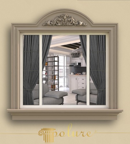 Elegante Polyurethan Fensterumrahmung mit klassischem Bogenmotiv <h2>Klassische Eleganz für Fensterfassaden</h2><p>Die Fensterumrahmung aus <strong>Polyurethan</strong> zeigt eine meisterhafte Verbindung von geradliniger Geometrie mit barock inspiriertem Ornament. Ein breiter Rahmen umfasst das gesamte Fenster und bildet die Grundlage für ein stilvolles Erscheinungsbild. Oberhalb des Fensters betont ein dekorativer <strong>Bogen</strong> die klassische Struktur und dient zugleich als zentrales Gestaltungselement.</p><p>Besonders hervorzuheben ist das florale Ornamentband mit geschwungenen Linien, Blütenmotiven und symmetrischen Reliefdetails. Diese schmale Zone erzählt ein Stück Geschichte, da ähnliche kunstvolle Verzierungen bereits in Fassaden der Renaissance und des Barocks Verwendung fanden. Das Zusammenspiel von starkem Rahmenprofil, zarter Ornamentik und klarer Struktur macht das Fenster zu einem architektonischen Blickfang.</p><h2>Material und Ausdruckskraft</h2><p>Das gewählte <strong>Polyurethan</strong> ermöglicht eine exakte Nachbildung feiner Ornamente sowie eine dauerhafte Wetterbeständigkeit. Durch seine Leichtigkeit und Widerstandsfähigkeit ist es ideal für Fassadendekorationen. Die hellbeige Farbabstimmung wirkt edel und schafft einen Kontrast zu den dunklen, texturierten Vorhängen im Inneren. Diese Verbindung von außen und innen erzeugt einen harmonischen Gesamteindruck.</p><p><strong>Fensterrahmen</strong> dieser Art bieten nicht nur dekorativen Wert, sondern unterstreichen auch die architektonische Gliederung eines Gebäudes. Sie reflektieren ein klassisches Designverständnis, das auf zeitlose Schönheit und klare Proportionen setzt. Mit ihrer Reliefkunst und <strong>Ornamentik</strong> sind sie ein Beispiel für elegante Fassadengestaltung in moderner Materialausführung.</p><ul><li>Stabile und langlebige Konstruktion</li><li>Florale <strong>Motive</strong> mit symmetrischem Aufbau</li><li>Harmonische Verbindung klassischer und moderner Räume</li><li>Eleganter <strong>Stuck</strong>-Charakter ohne aufwendige Verarbeitung</li></ul>

<p>Diese Fensterumrahmung aus <strong>Polyurethan</strong> vereint elegantes Design mit funktionalem Nutzen. Der obere <strong>Bogen</strong> ist reich mit floralen Ornamenten verziert. Jede Linie zeigt eine sorgfältige Handwerkskunst. Die Reliefdetails erinnern an historische Stilepochen. Symmetrische <strong>Motive</strong> schaffen Harmonie an der Fassade. Der beige Farbton sorgt für einen warmen Akzent. Innen bilden dunkle Vorhänge einen spannenden Kontrast. Moderne Möbel ergänzen den klassischen Rahmen. So entsteht ein Spiel zwischen Tradition und Zeitgeist. Polyurethan gewährleistet hohe Beständigkeit gegen Wetter. Die feine <strong>Ornamentik</strong> bleibt langfristig erhalten. Der klare geometrische Rahmen stützt das Design. Kunstvolle Details setzen dekorative Akzente. Das Gesamtkonzept wirkt repräsentativ und edel. Diese Gestaltungsidee verbindet Ästhetik und Langlebigkeit.</p>