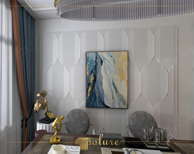 Pannelli decorativi in poliuretano con motivi geometrici per salone classico moderno <h2>Pannelli decorativi in poliuretano</h2>
<p>I pannelli realizzati in <strong>poliuretano</strong> con finiture decorative a rilievo permettono di trasformare una parete neutra in un elemento scenografico. Nel design del salone contemporaneo con ispirazioni classiche, questi moduli portano eleganza e modernità con la loro superficie ritmata da curvature e linee verticali.</p>
<h2>Geometria e profondità</h2>
<p>I motivi a sagoma ovale ripetuta, uniti a strisce sottili, creano una trama tridimensionale capace di catturare la luce naturale. L’effetto di questi elementi dona <strong>profondità</strong> e un fascino visivo che richiama sia la linearità moderna che l’equilibrio classico. Questo linguaggio architettonico riecheggia antiche tradizioni decorative, ma con un materiale pratico e leggero adatto agli interni attuali.</p>
<h2>Accenti artistici</h2>
<p>Un quadro con motivi astratti blu e dorati si armonizza con la neutralità della parete strutturata, creando un contrasto cromatico bilanciato. La presenza di <strong>sculture</strong> e dettagli dorati porta una dimensione artistica che dialoga con la sobrietà geometrica dei pannelli.</p>
<h2>Equilibrio tra classico e moderno</h2>
<p>L’ambiente risulta un perfetto esempio di <strong>stile classico moderno</strong>, in cui la purezza delle forme si unisce a dettagli sofisticati. Le sedute in toni grigi e il lampadario con elementi verticali traslucidi completano la scena, integrando eleganza e leggerezza.</p>
<h2>Note storiche</h2>
<p>La scelta di motivi geometrici in rilievo trae ispirazione da decorazioni murarie di epoca neoclassica, rivisitate però con materiali tecnologici come il poliuretano, che garantiscono durabilità e semplicità di installazione.</p>
<p>I pannelli in <strong>poliuretano</strong> decorativo sono una soluzione versatile per arricchire un salone in chiave contemporanea. Le forme geometriche arcuate con linee sottili creano un ritmo visivo elegante. La loro struttura tridimensionale aggiunge profondità all’ambiente. Queste superfici funzionano come elemento scenografico raffinato. Il materiale è leggero e resistente, quindi perfetto per interni moderni. L’abbinamento con sculture dorate conferisce un tocco artistico. Il quadro astratto rafforza contrasti cromatici equilibrati. I colori neutri della parete valorizzano i dettagli decorativi. Il lampadario sospeso completa lo spazio con luce diffusa. L’effetto generale è un salone sofisticato e accogliente. Lo stile classico moderno emerge dal dialogo di linee pulite e tradizione. I dettagli tridimensionali ricordano tecniche decorative antiche. L’utilizzo del poliuretano semplifica l’installazione e la manutenzione. Questa estetica unisce modernità e storia con equilibrio. Il risultato è un ambiente elegante, funzionale e armonico.</p>