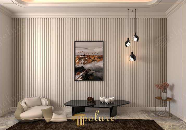 Decorazione moderna classica con dettagli in poliuretano per salotto elegante <h2>Dettagli in poliuretano per pareti raffinate</h2><p>L’uso del <strong>poliuretano</strong> nella decorazione delle pareti rappresenta una soluzione versatile e durevole. Nel caso specifico, i pannelli verticali creano un motivo a doghe regolari che conferisce eleganza e dona una sensazione di altezza maggiore. La regolarità del motivo geometrico, arricchita da giochi di ombra e luce, si integra perfettamente in un contesto moderno classico.</p><h2>Armonia tra arredi e geometrie</h2><p>Il salotto è completato da una poltrona dalle linee organiche e morbide che contrasta con la rigidità del ritmo lineare della parete. Un tavolo basso in nero lucido introduce un elemento di <strong>contrasto</strong> cromatico, mentre le decorazioni sobrie garantiscono un’atmosfera equilibrata. La composizione si caratterizza per il rapporto armonico tra geometria lineare e forme curve.</p><h2>Luce e dettagli artistici</h2><p>Le sospensioni luminose scure, con la loro forma minimale, si inseriscono come elementi di <strong>design</strong> raffinato. L’opera d’arte appesa al centro è caratterizzata da toni caldi e naturali, che bilanciano i colori neutri del resto della stanza e creano un punto focale elegante. Questa combinazione di dettagli offre un’atmosfera suggestiva e ideale per un ambiente di <strong>interior</strong> contemporaneo.</p><h2>Cenno storico</h2><p>L’uso di motivi verticali richiama, in chiave contemporanea, i principi decorativi delle colonne scanalate delle architetture classiche greche, utilizzando la ripetizione di linee regolari per conferire prestigio e slancio verticale.</p>

<p>La decorazione del salotto combina un uso elegante del <strong>poliuretano</strong> con linee verticali moderne. La parete strutturata crea profondità e ritmo. Gli arredi si distinguono per semplicità e comfort. Le tonalità neutre rafforzano l’equilibrio visivo. La poltrona curva offre un contrasto dolce con le geometrie rigide. Il tavolo nero lucido dona carattere e centralità. La disposizione minimalista valorizza i dettagli. Le lampade sospese aggiungono un tocco di <strong>design</strong>. L’opera d’arte funge da fulcro cromatico. I motivi geometrici si legano allo stile classico. La texture a doghe verticali favorisce una percezione di altezza. L’atmosfera è accogliente grazie ai giochi di luce. Ogni dettaglio dialoga con l’interior moderno classico. Il richiamo discreto alle architetture storiche nobilita l’insieme. La soluzione si propone come modello raffinato ed equilibrato.</p>