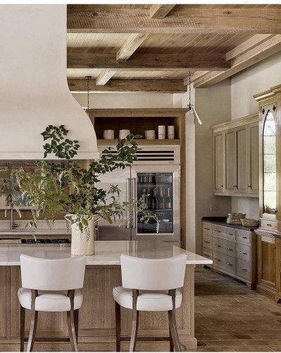 Rustikale Polyurethan-Deckenbalken für stilvolle Flur- und Korridorgestaltung <h2>Elegante Wirkung rustikaler Deckenbalken</h2><p>Polyurethan-Deckenbalken mit sichtbarer Holzstruktur sind ein bemerkenswertes Gestaltungselement für Flure und Korridore. Sie vermitteln eine Atmosphäre, die sowohl <strong>rustikal</strong> als auch gemütlich wirkt. Der warme Farbton des Holzes sowie die präzisen Maserungen schaffen ein stimmiges Gesamtbild mit Natursteinböden und hellen Wandflächen.</p><p>Diese dekorativen Elemente erinnern an historische Bauweisen, in denen tragende Holzbalken ein typisches Merkmal traditioneller Architektur waren. Schon im Mittelalter wurden Balkendecken in europäischen Wohnhäusern eingesetzt, um Stabilität, Struktur und Ornamentik miteinander zu verbinden. Moderne Varianten aus <strong>Polyurethan</strong> ermöglichen dieselbe optische Qualität, jedoch mit viel geringerem Gewicht und einfacher Montage.</p><h2>Gestaltungsideen und Kombinationen</h2><p>Ein Korridor oder ein Eingangsbereich profitiert von der klar erkennbaren Geometrie der Balken, die auf charmante Weise den Raum gliedern. Besonders in Kombination mit neutralen Möbeln in Holzoptik und Akzenten aus <strong>Metall</strong> oder Glas entsteht ein kontrastreiches, stilvolles Gesamtbild. Die Maserung der Balken, die Oberflächenstruktur und die matte Ausstrahlung verleihen dem Raum Tiefe.</p><ul><li>Kombination mit hellen Wandfarben für ein luftiges Ambiente</li><li>Einsatz als optische Gliederung von Übergangsbereichen</li><li>Verbindung mit <strong>klassischen</strong> oder modernen Möbelstücken</li><li>Steigerung der Wohnlichkeit durch warme Farb- und Materialtöne</li></ul><p>Die massive Anmutung der Balken verstärkt das Gefühl von Beständigkeit und gibt Räumen, selbst bei schlichter Ausstattung, eine deutliche Struktur. So entwickelt sich aus praktischer Architektur eine stimmungsvolle, <strong>elegante</strong> Wohnatmosphäre.</p>

<p>Rustikale Polyurethan-Deckenbalken verwandeln Eingangsbereiche in ausdrucksstarke Interieurs. Die sichtbare Maserung verleiht jedem Raum natürliche Wärme. Flure wirken durch die lineare Gliederung strukturiert und harmonisch. Korridore gewinnen durch die präzise Anordnung der Elemente visuelle Tiefe. Die Kombination mit hellen Farbflächen sorgt für Leichtigkeit. Der Einsatz dieser Balken verbindet moderne Funktionalität mit traditionellem Charme. Besonders die Mischung mit Naturstein und Holzoptik ergibt ein stimmiges Gesamtbild. Polyurethan als Material ermöglicht einfache Montage und langlebige Qualität. Die Gestaltung wirkt sowohl <strong>klassisch</strong> als auch modern. Der <strong>rustikale</strong> Charakter betont Individualität im Wohnraum. Schlichte Möbel ergänzen den Ausdruck ohne Konkurrenz zur Deckenstruktur. Akzente aus Glas oder <strong>Metall</strong> setzen spannende Kontraste. Jede Maserung trägt zur Authentizität des Designs bei. Die klare Geometrie sorgt für ein durchdachtes, <strong>elegantes</strong> Ambiente. Somit eignen sich diese Balken hervorragend für stilvolle Flur- und Korridorgestaltung.</p>