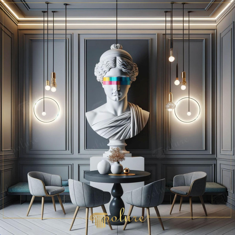 Idee di decorazione neoclassica con cornici in poliuretano per salotto elegante <h2>Cornici in poliuretano e stile neoclassico</h2><p>Le <strong>cornici in poliuretano</strong> appliqué sulle pareti creano una boiserie regolare che definisce un ritmo architettonico elegante. Le forme rettangolari incorniciano i pannelli e permettono di esaltare la verticalità dello spazio, richiamando un linguaggio classico rivisto con sobrietà moderna.</p><p>Il busto scultoreo posizionato come punto visivo centrale è una citazione diretta della tradizione greco-romana, ma viene reinterpretato attraverso un dettaglio contemporaneo: una fascia geometrica multicolore sugli occhi. Questa integrazione mette in dialogo <strong>arte classica</strong> e design moderno.</p><p>L’uso delle forme circolari luminose a parete e delle sospensioni verticali dona dinamismo, spezzando la rigidità geometrica delle cornici rettangolari e introducendo nuove linee di percezione. In questo modo lo spazio combina tradizione e innovazione.</p><h2>Motivi geometrici e arredi</h2><p>Le sedute rivestite in tessuti grigi e le linee semplici del tavolo introducono un equilibrio tra comfort e rigore estetico. La palette neutra, con varie sfumature di grigio e dettagli dorati, sottolinea l’eleganza dell’insieme. La composizione cromatica mantiene un carattere sofisticato senza eccessi decorativi.</p><p>Dal punto di vista storico, l’uso di boiserie e modanature trae origine dal XVII secolo francese e successivamente è stato reinterpretato nei salotti neoclassici ottocenteschi. Oggi il <strong>design neoclassico</strong> mantiene questa eredità, arricchendola di soluzioni tecnologiche e materiche come il poliuretano, che risulta leggero, resistente e facile da posare.</p><ul><li>Decorazioni geometriche chiare e regolari</li><li>Contrasto tra busto classico e dettagli contemporanei</li><li>Equilibrio tra comfort moderno e simmetria classica</li></ul>
<p>Le decorazioni con cornici in poliuretano definiscono un salotto raffinato e armonioso. Le superfici incorniciate introducono proporzioni regolari e delicate. Un busto scultoreo classico con dettaglio contemporaneo diventa il fulcro dello spazio. I motivi geometrici rettangolari offrono ritmo alle pareti. Le forme circolari luminose creano contrasto dinamico con le cornici. L'uso di tonalità grigio antracite valorizza i volumi architettonici. Le linee pulite degli arredi mantengono equilibrio tra stile e comfort. I dettagli dorati delle sospensioni illuminano con raffinatezza. L'incontro tra <strong>arte classica</strong> e <strong>design moderno</strong> risulta evidente. I materiali resistenti come il <strong>poliuretano</strong> garantiscono durabilità. L'ispirazione storica neoclassica resta percepibile nei dettagli decorativi. La simmetria architettonica offre senso di stabilità visiva. Le texture morbide delle sedute creano accoglienza. Ogni elemento dialoga con proporzioni precise. Questa sintesi neoclassica innovativa unisce tradizione e funzionalità contemporanea.</p>