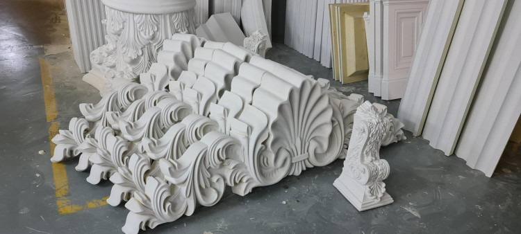 Poliurethan Stuckelemente für klassische Fassadendekoration <h2>Klassische Fassadenelemente aus Poliurethan</h2><p>Die hier dargestellten Stuckelemente aus <strong>Poliurethan</strong> zeigen feine Reliefs mit geschwungenen Linien und kunstvollen Blattformen. Besonders hervorzuheben sind die <strong>Akanthusmotive</strong>, die seit der Antike für Säulenkapitelle und dekorative Fassadenelemente eingesetzt wurden.</p><p>Typische Muster wie <strong>Voluten</strong>, gekrümmte Blätter und symmetrische Strukturen fügen sich harmonisch in klassische Architekturen ein. Diese Kombination aus antiker Formensprache und moderner Fertigung macht sie zu einem idealen Bauelement für Außenfassaden.</p><p>Poliurethan zeichnet sich durch sein geringes Gewicht und hohe Beständigkeit aus, wodurch es im Vergleich zu Stein oder Gips leichter zu montieren ist. Gleichzeitig bleibt die optische Wirkung detailreich und künstlerisch hochwertig.</p><h2>Anwendungen und Gestaltungsideen</h2><p>Die Stuckelemente eignen sich hervorragend für Gesimse, Fensterrahmen, Portale und Säulenverzierungen. In Kombination mit linearen Rahmenprofilen entsteht ein dekorativer Rhythmus, der die geordnete Ästhetik klassischer Architektur unterstreicht. Eingesetzt in modernen Projekten sorgen sie für ein stilvolles Zusammenspiel von Vergangenheit und Gegenwart.</p><ul><li>Gestaltung von Fassadenabschlüssen</li><li>Ornamentierung von Säulenkapitellen</li><li>Betonung von Fenster- und Türumrahmungen</li></ul><p>Historisch gesehen entstammen viele der hier abgebildeten Ornamente der römischen und griechischen Baukunst, die durch Akanthus und florale Muster geprägt war. Heute wird diese Tradition durch Fertigung in <strong>Poliurethan</strong> neu interpretiert und ermöglicht langlebige Lösungen für die Fassadengestaltung.</p>
<p>Poliurethan Stuckelemente sind eine langlebige Wahl für klassische Fassaden. Die detailreichen Akanthusmotive schaffen Eleganz. Strukturiert gearbeitete Voluten verstärken die Tiefe. Leichte Verarbeitung erleichtert die Montage. Das Material ist wetterbeständig. Klassische Blattformen bieten dekorative Vielfalt. Fassaden erhalten durch diese Ornamente Harmonie. Symmetrische Reliefs betonen Architektur. Poliurethan ist pflegeleicht und stabil. Historische Inspiration wirkt zeitlos. Moderne Fertigung ermöglicht Präzision. Blütenartige Strukturen wirken plastisch. Klassische Fassaden gewinnen Ausdruckskraft. Architektonische Akzente werden verstärkt. Jede Anwendung kombiniert Tradition mit Beständigkeit.</p>